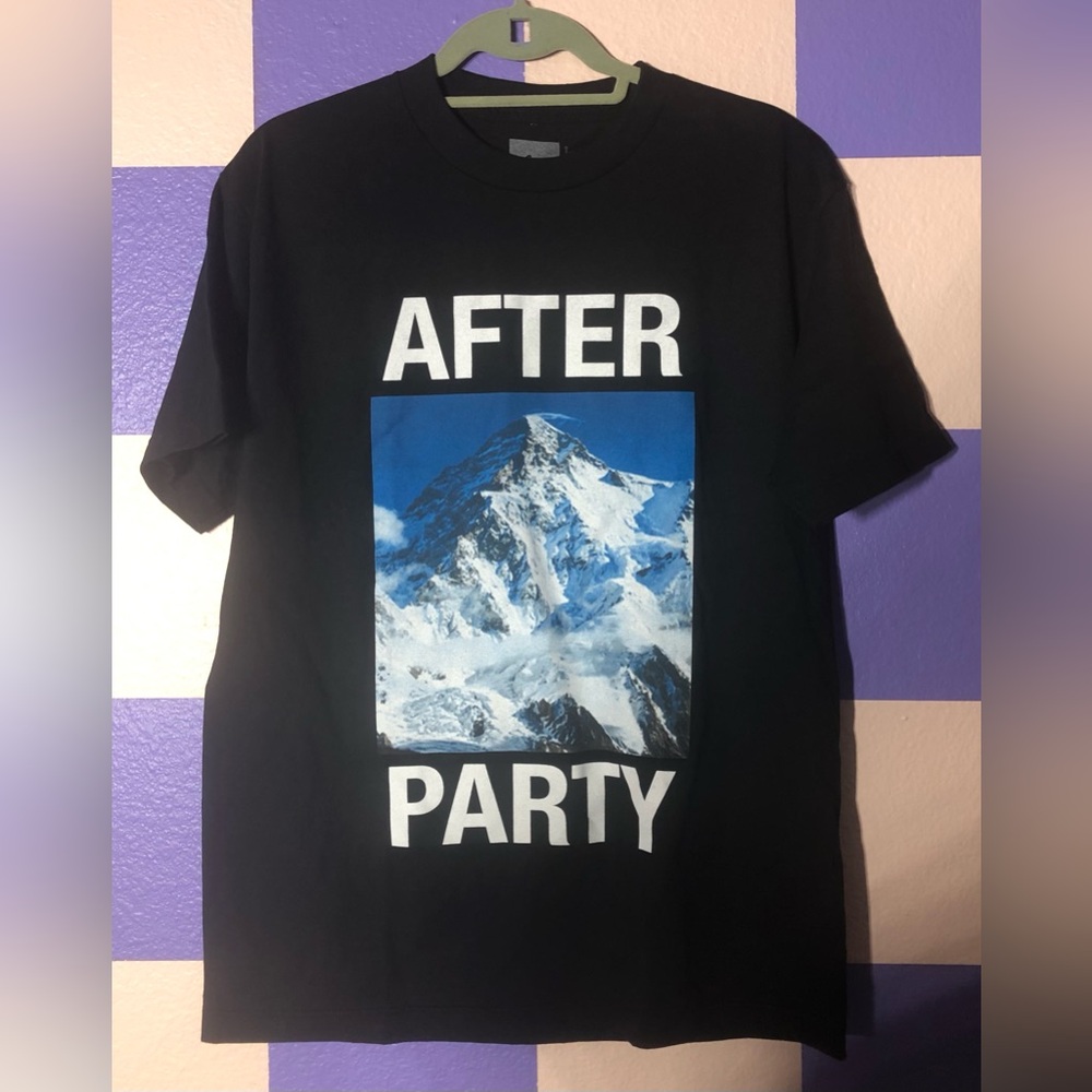 NWOT Clsc After Party Snow Mountain Black Tee - Size Medium